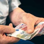 Ελεύθεροι επαγγελματίες και αγρότες: Πώς διαμορφώνονται οι συντάξεις με τις νέες εισφορές