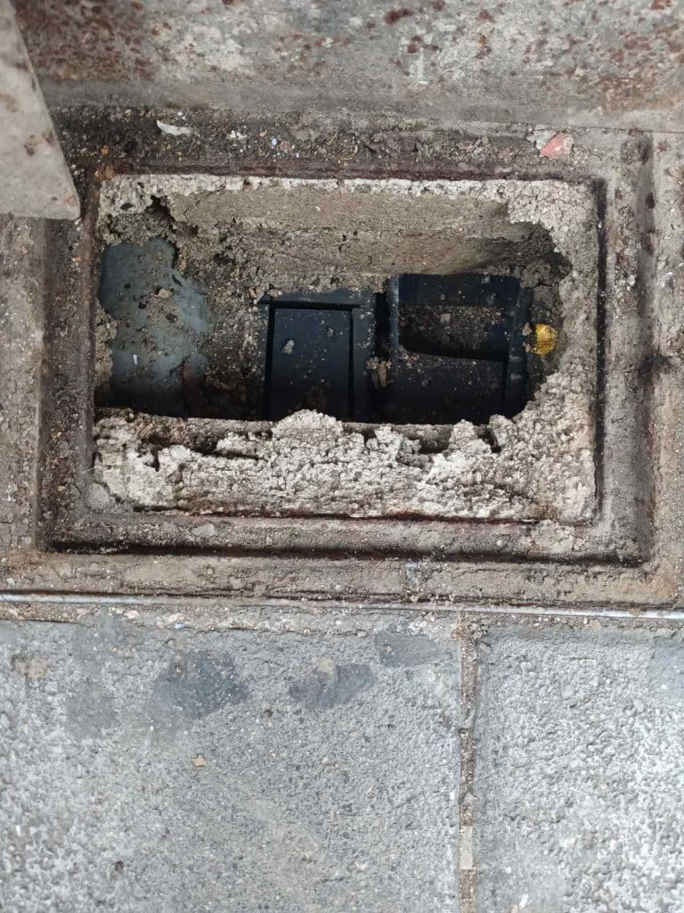 ΥΠΑΡΧΕΙ ΚΙΝΔΥΝΟΣ ΓΙΑ ΤΑ ΠΑΙΔΙΑ ΜΑΣ… ΦΩΝΑΖΟΥΝ ΟΙ ΓΟΝΕΙΣ! Επικίνδυνες ζημιές στο Στρούμπειο… και κανείς δεν έχει ασχοληθεί! ΦΩΤΟ