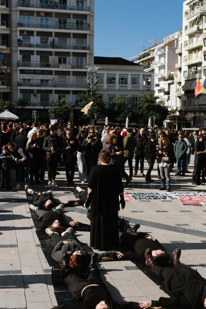 ΠΑΤΡΑ: Συγκλόνισε το δρώμενο για τα θύματα των Τεμπών! ΒΙΝΤΕΟ