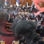 Σερβία: Πέταξαν καπνογόνα και φωτοβολίδες μέσα στη βουλή (εικόνες)