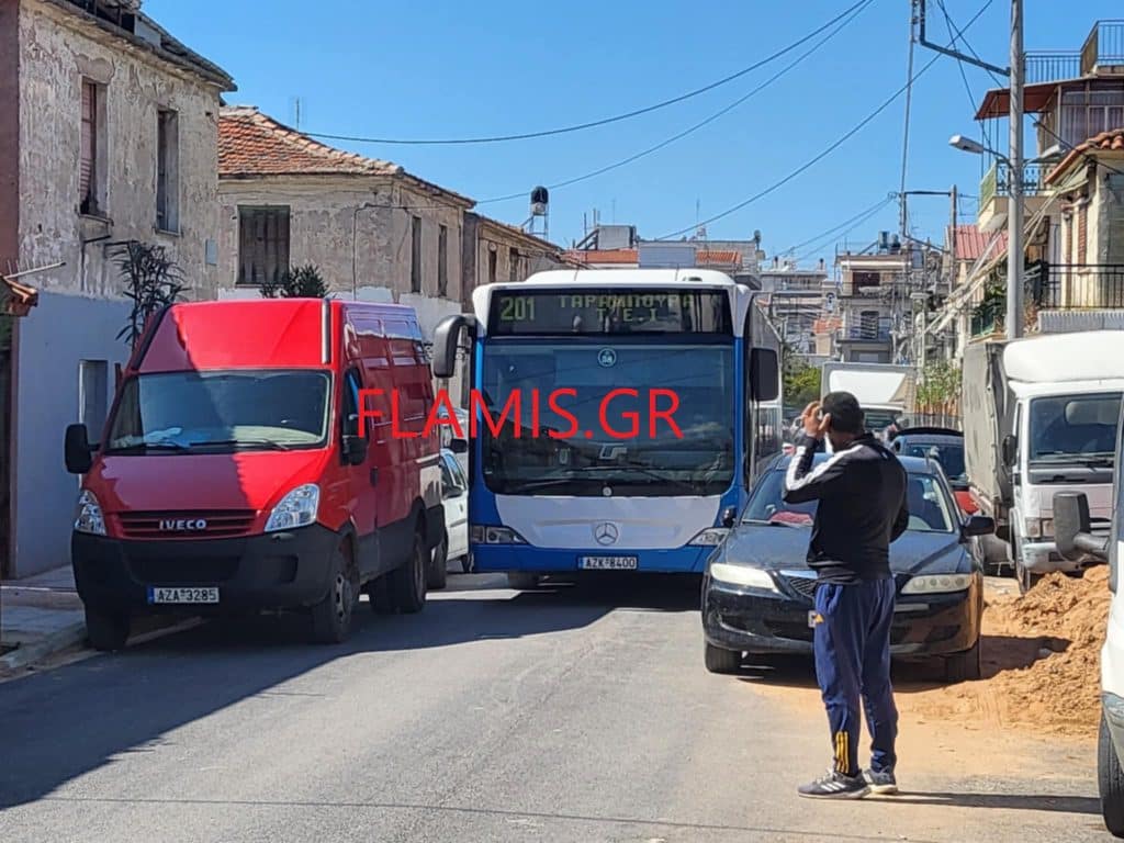 ΣΚΗΝΕΣ... ΑΠΕΙΡΟΥ ΚΑΛΛΟΥΣ: Μετέφεραν με τα χέρια ΙΧ... για να περάσει λεωφορείο - ΦΩΤΟ