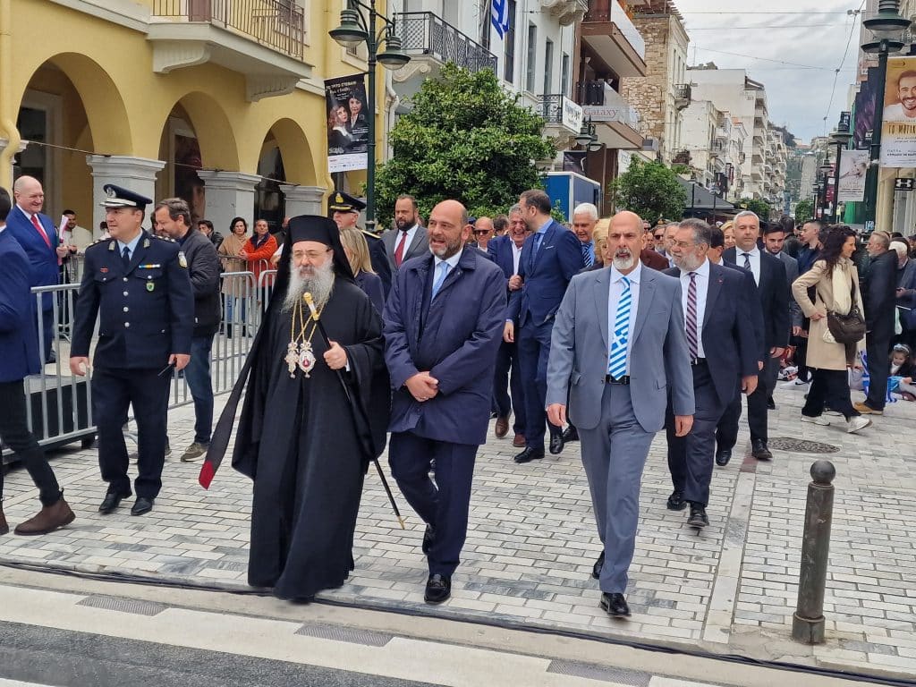 ΔΕΙΤΕ ΠΑΝΩ ΑΠΟ 250 ΦΩΤΟ ΚΑΙ ΒΙΝΤΕΟ: Η μεγάλη παρέλαση της Πάτρας για την Εθνική επέτειο