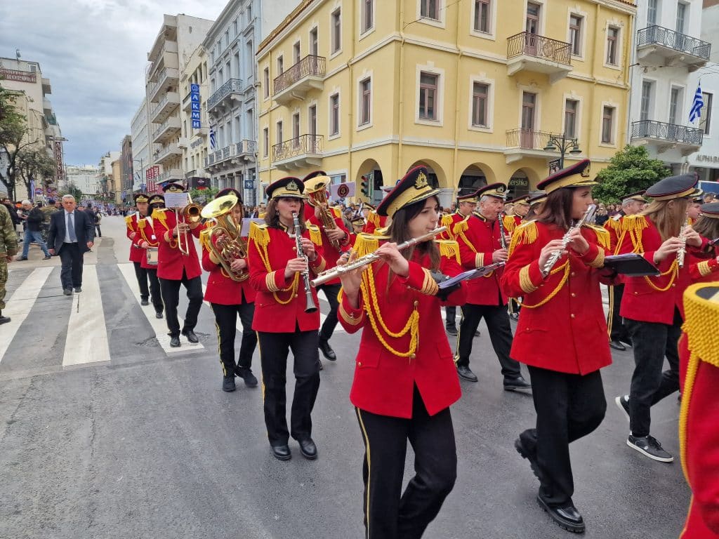 ΔΕΙΤΕ ΠΑΝΩ ΑΠΟ 250 ΦΩΤΟ ΚΑΙ ΒΙΝΤΕΟ: Η μεγάλη παρέλαση της Πάτρας για την Εθνική επέτειο