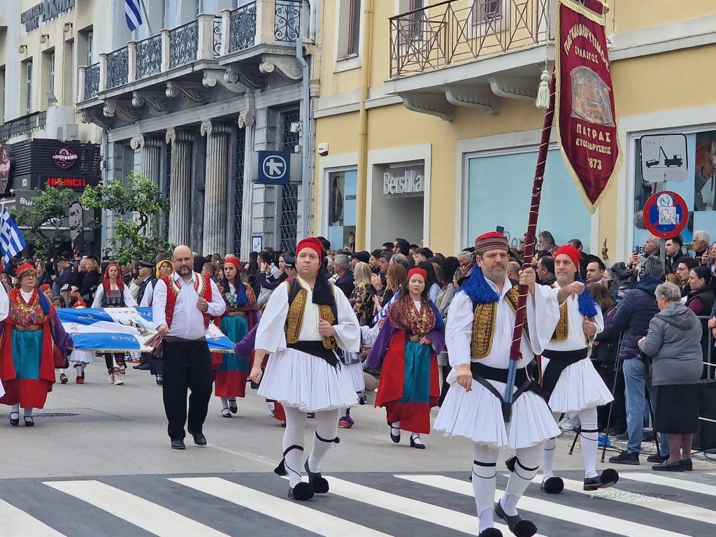 ΔΕΙΤΕ ΠΑΝΩ ΑΠΟ 250 ΦΩΤΟ ΚΑΙ ΒΙΝΤΕΟ: Η μεγάλη παρέλαση της Πάτρας για την Εθνική επέτειο