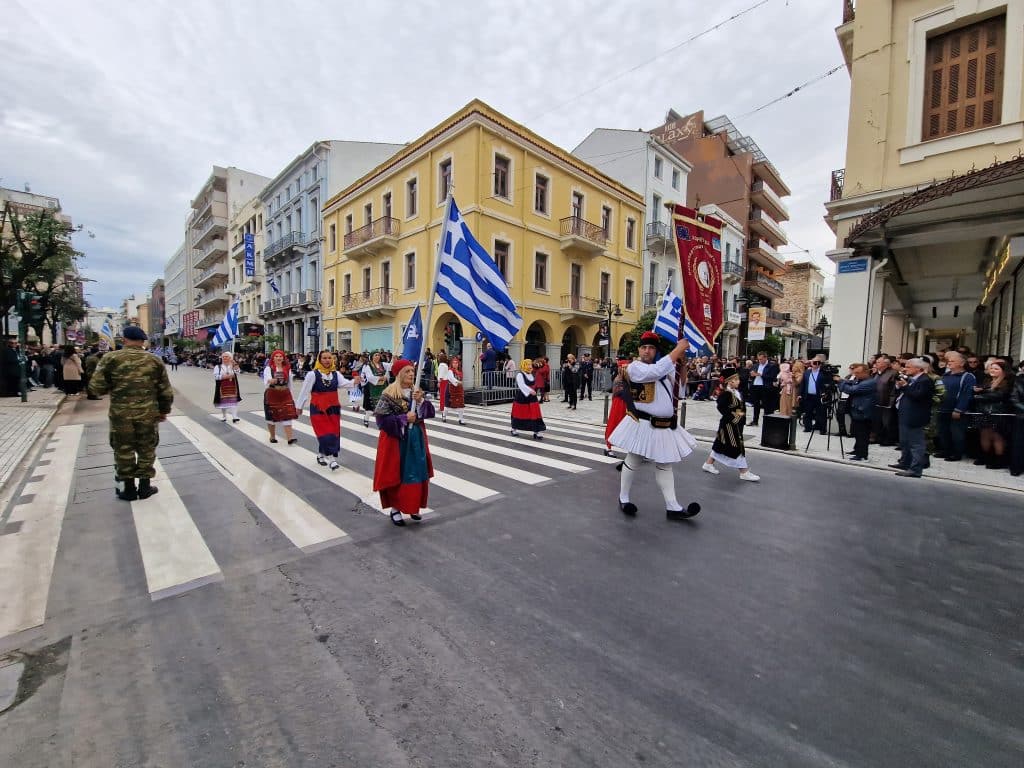 ΔΕΙΤΕ ΠΑΝΩ ΑΠΟ 250 ΦΩΤΟ ΚΑΙ ΒΙΝΤΕΟ: Η μεγάλη παρέλαση της Πάτρας για την Εθνική επέτειο