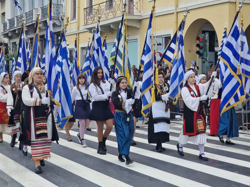 ΔΕΙΤΕ ΠΑΝΩ ΑΠΟ 250 ΦΩΤΟ ΚΑΙ ΒΙΝΤΕΟ: Η μεγάλη παρέλαση της Πάτρας για την Εθνική επέτειο