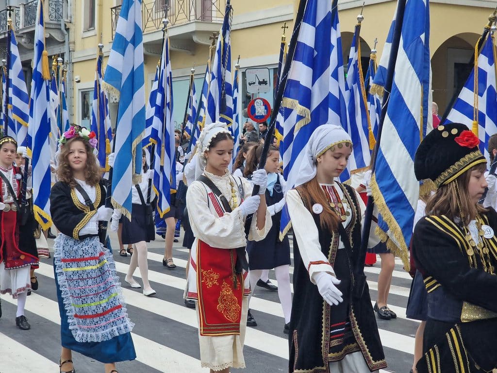 ΔΕΙΤΕ ΠΑΝΩ ΑΠΟ 250 ΦΩΤΟ ΚΑΙ ΒΙΝΤΕΟ: Η μεγάλη παρέλαση της Πάτρας για την Εθνική επέτειο