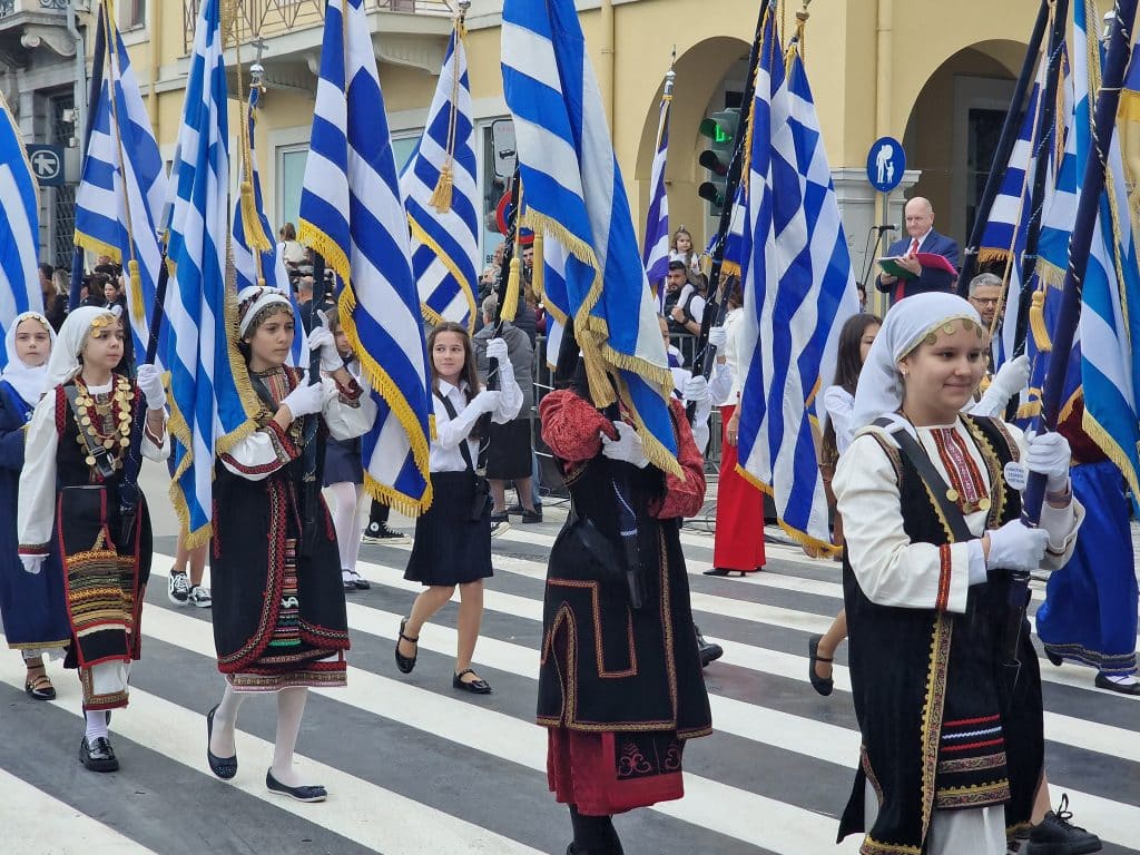 ΔΕΙΤΕ ΠΑΝΩ ΑΠΟ 250 ΦΩΤΟ ΚΑΙ ΒΙΝΤΕΟ: Η μεγάλη παρέλαση της Πάτρας για την Εθνική επέτειο