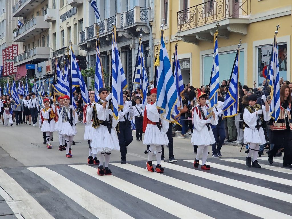 ΔΕΙΤΕ ΠΑΝΩ ΑΠΟ 250 ΦΩΤΟ ΚΑΙ ΒΙΝΤΕΟ: Η μεγάλη παρέλαση της Πάτρας για την Εθνική επέτειο