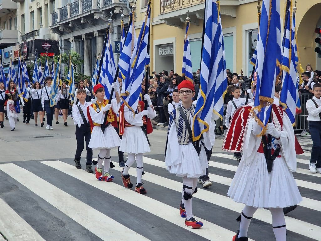 ΔΕΙΤΕ ΠΑΝΩ ΑΠΟ 250 ΦΩΤΟ ΚΑΙ ΒΙΝΤΕΟ: Η μεγάλη παρέλαση της Πάτρας για την Εθνική επέτειο