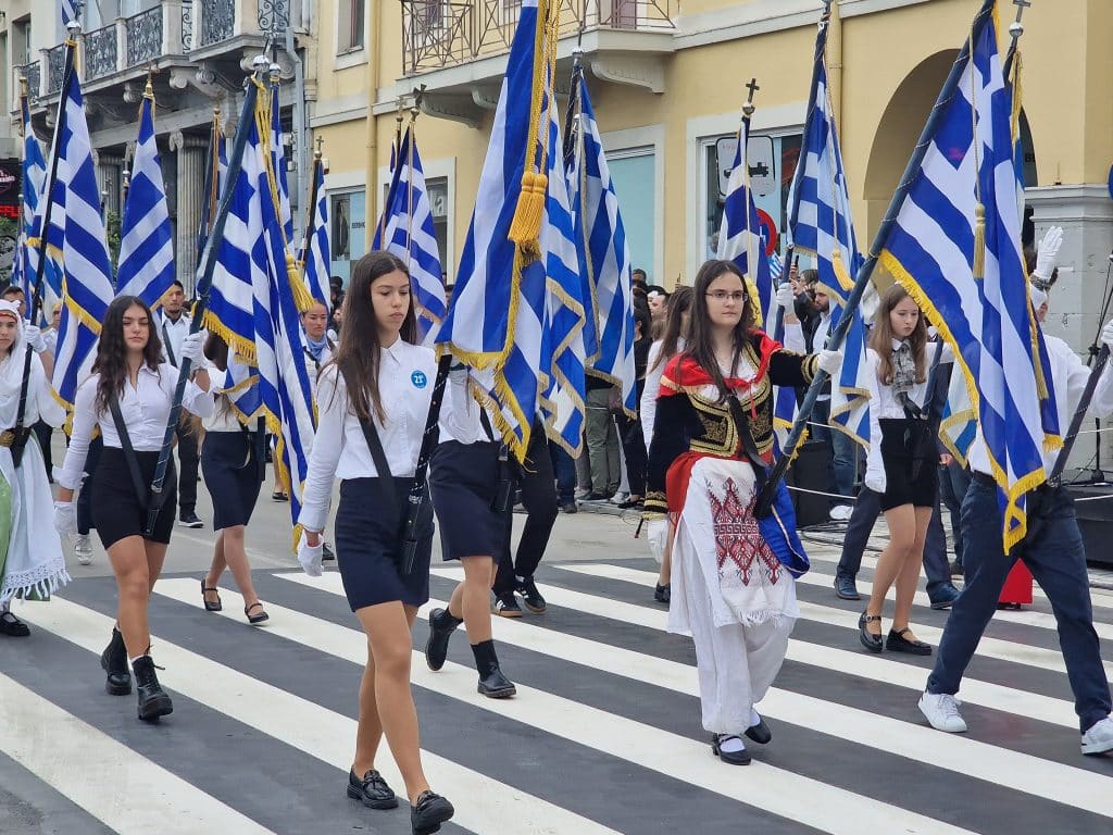 ΔΕΙΤΕ ΠΑΝΩ ΑΠΟ 250 ΦΩΤΟ ΚΑΙ ΒΙΝΤΕΟ: Η μεγάλη παρέλαση της Πάτρας για την Εθνική επέτειο