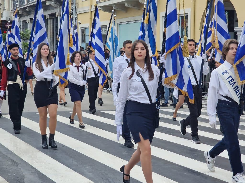 ΔΕΙΤΕ ΠΑΝΩ ΑΠΟ 250 ΦΩΤΟ ΚΑΙ ΒΙΝΤΕΟ: Η μεγάλη παρέλαση της Πάτρας για την Εθνική επέτειο