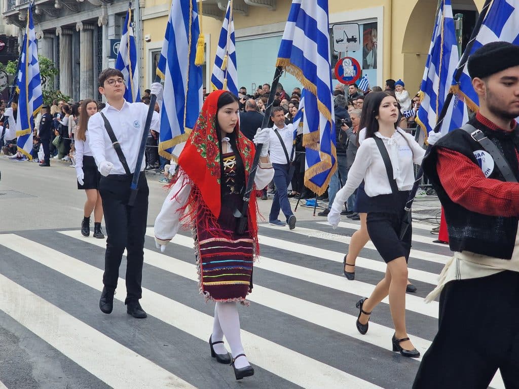 ΔΕΙΤΕ ΠΑΝΩ ΑΠΟ 250 ΦΩΤΟ ΚΑΙ ΒΙΝΤΕΟ: Η μεγάλη παρέλαση της Πάτρας για την Εθνική επέτειο