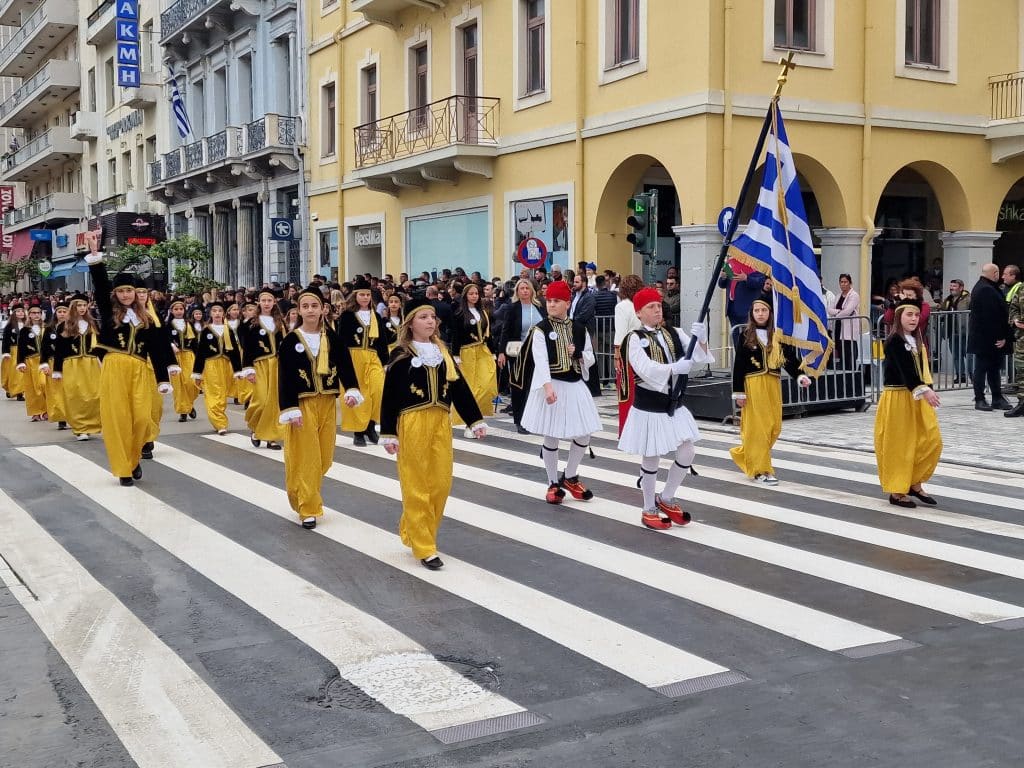 ΔΕΙΤΕ ΠΑΝΩ ΑΠΟ 250 ΦΩΤΟ ΚΑΙ ΒΙΝΤΕΟ: Η μεγάλη παρέλαση της Πάτρας για την Εθνική επέτειο