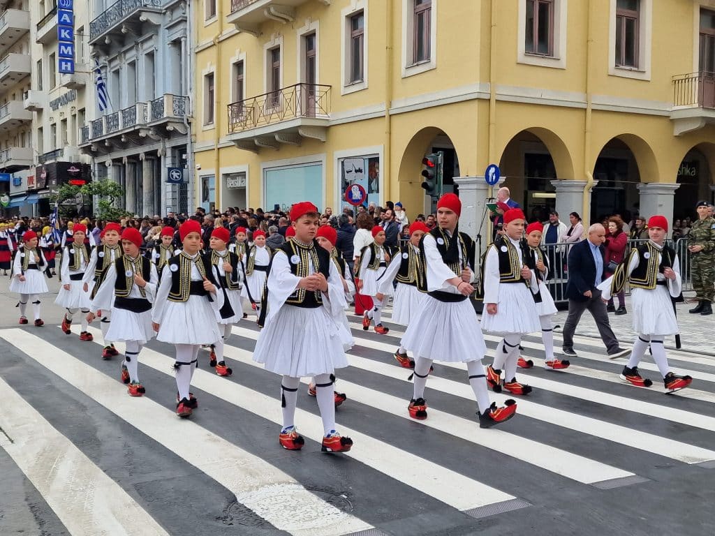 ΔΕΙΤΕ ΠΑΝΩ ΑΠΟ 250 ΦΩΤΟ ΚΑΙ ΒΙΝΤΕΟ: Η μεγάλη παρέλαση της Πάτρας για την Εθνική επέτειο