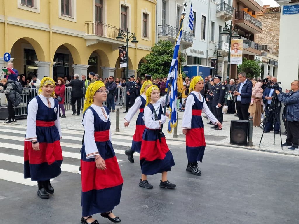 ΔΕΙΤΕ ΠΑΝΩ ΑΠΟ 250 ΦΩΤΟ ΚΑΙ ΒΙΝΤΕΟ: Η μεγάλη παρέλαση της Πάτρας για την Εθνική επέτειο