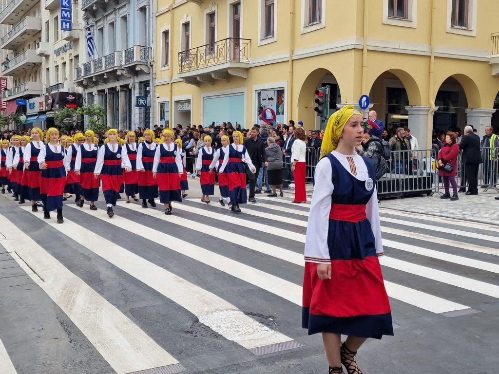 ΔΕΙΤΕ ΠΑΝΩ ΑΠΟ 250 ΦΩΤΟ ΚΑΙ ΒΙΝΤΕΟ: Η μεγάλη παρέλαση της Πάτρας για την Εθνική επέτειο