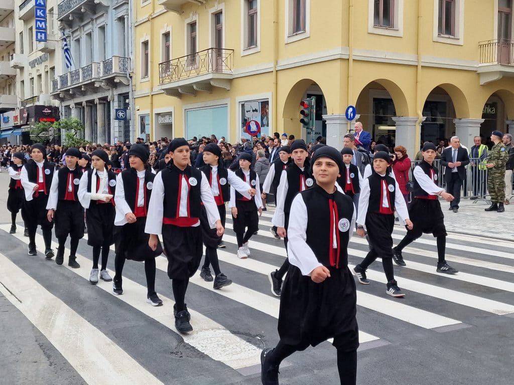 ΔΕΙΤΕ ΠΑΝΩ ΑΠΟ 250 ΦΩΤΟ ΚΑΙ ΒΙΝΤΕΟ: Η μεγάλη παρέλαση της Πάτρας για την Εθνική επέτειο