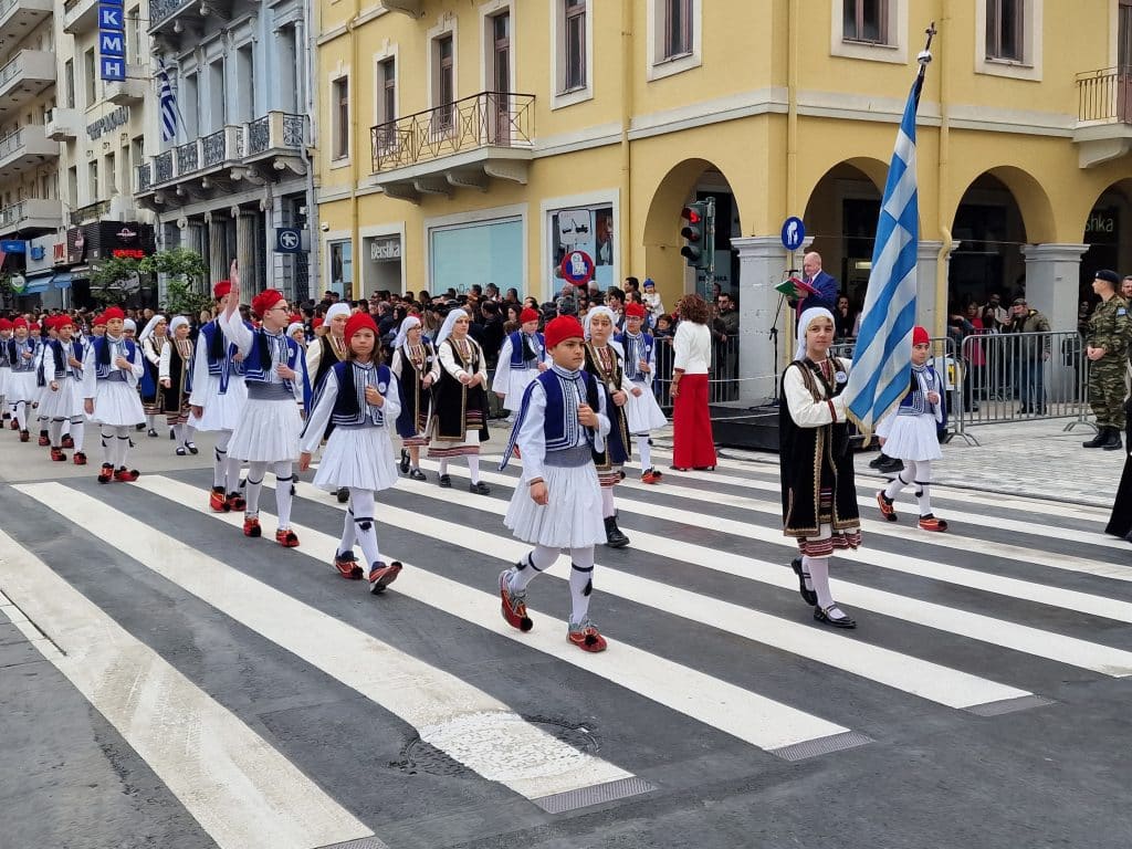 ΔΕΙΤΕ ΠΑΝΩ ΑΠΟ 250 ΦΩΤΟ ΚΑΙ ΒΙΝΤΕΟ: Η μεγάλη παρέλαση της Πάτρας για την Εθνική επέτειο