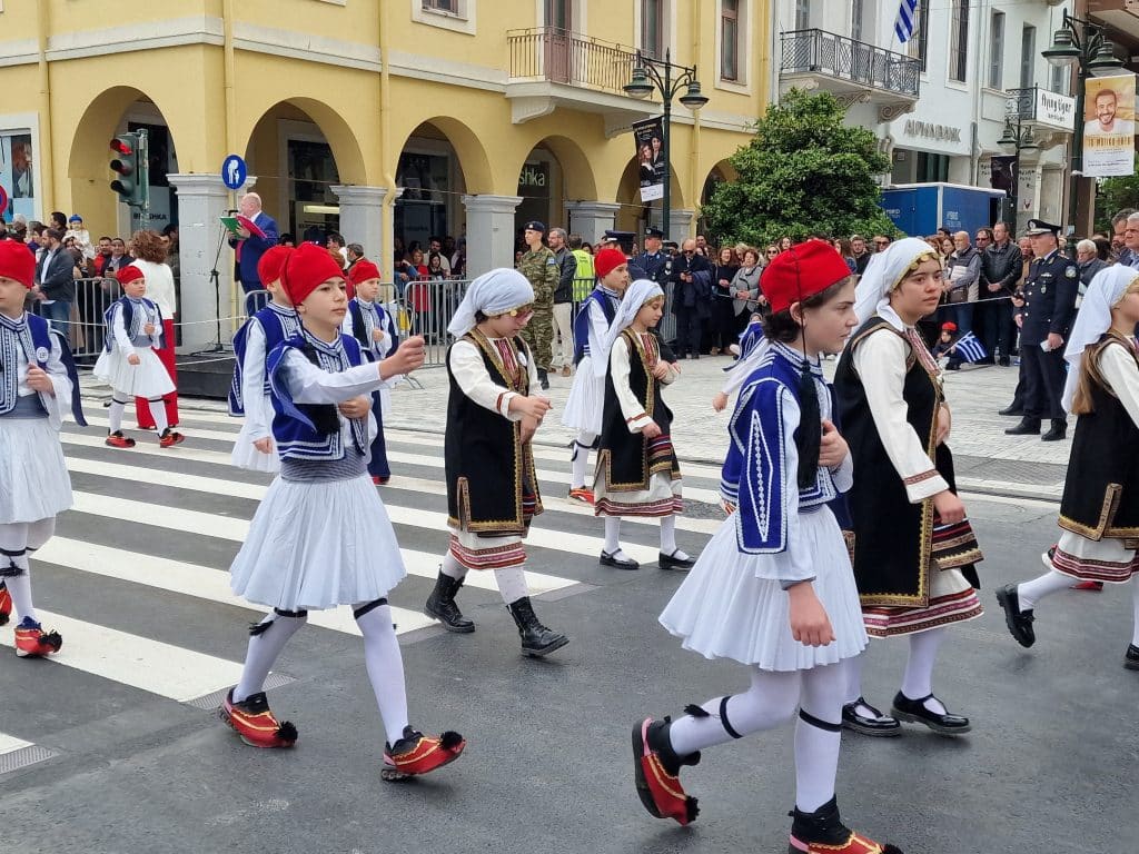 ΔΕΙΤΕ ΠΑΝΩ ΑΠΟ 250 ΦΩΤΟ ΚΑΙ ΒΙΝΤΕΟ: Η μεγάλη παρέλαση της Πάτρας για την Εθνική επέτειο