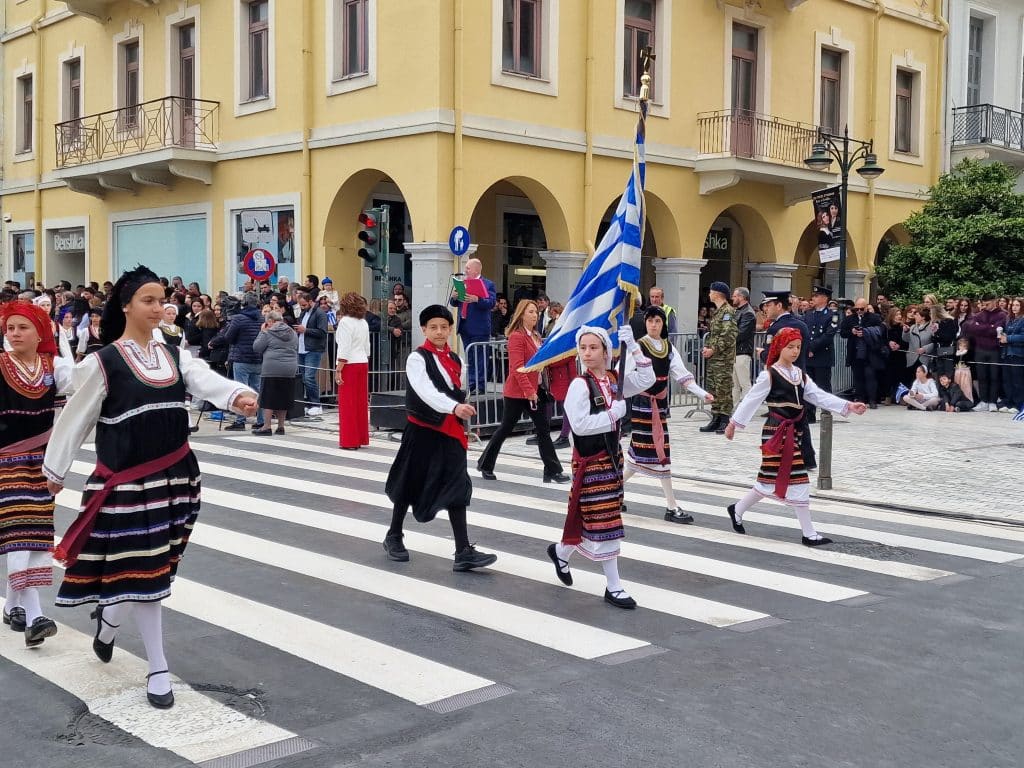 ΔΕΙΤΕ ΠΑΝΩ ΑΠΟ 250 ΦΩΤΟ ΚΑΙ ΒΙΝΤΕΟ: Η μεγάλη παρέλαση της Πάτρας για την Εθνική επέτειο