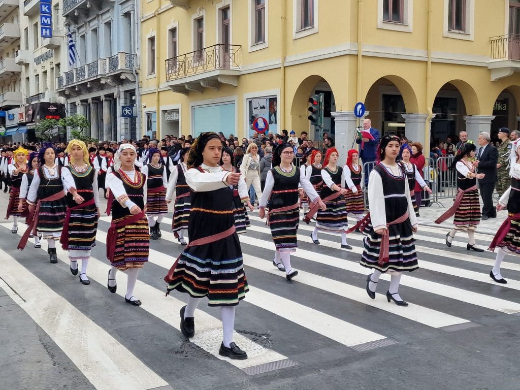 ΔΕΙΤΕ ΠΑΝΩ ΑΠΟ 250 ΦΩΤΟ ΚΑΙ ΒΙΝΤΕΟ: Η μεγάλη παρέλαση της Πάτρας για την Εθνική επέτειο