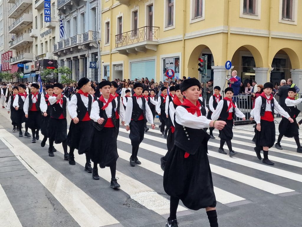 ΔΕΙΤΕ ΠΑΝΩ ΑΠΟ 250 ΦΩΤΟ ΚΑΙ ΒΙΝΤΕΟ: Η μεγάλη παρέλαση της Πάτρας για την Εθνική επέτειο