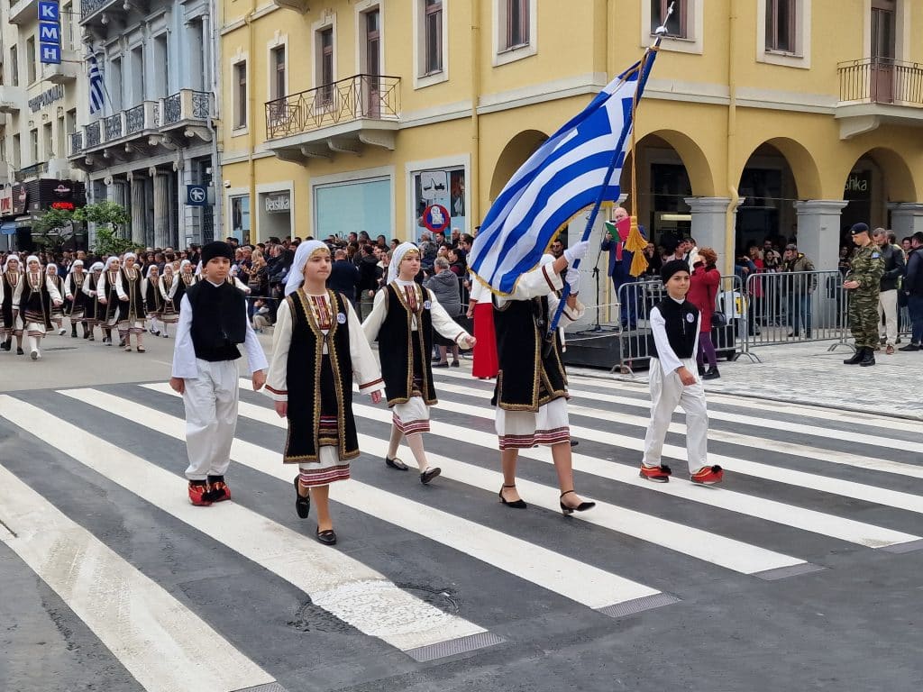 ΔΕΙΤΕ ΠΑΝΩ ΑΠΟ 250 ΦΩΤΟ ΚΑΙ ΒΙΝΤΕΟ: Η μεγάλη παρέλαση της Πάτρας για την Εθνική επέτειο