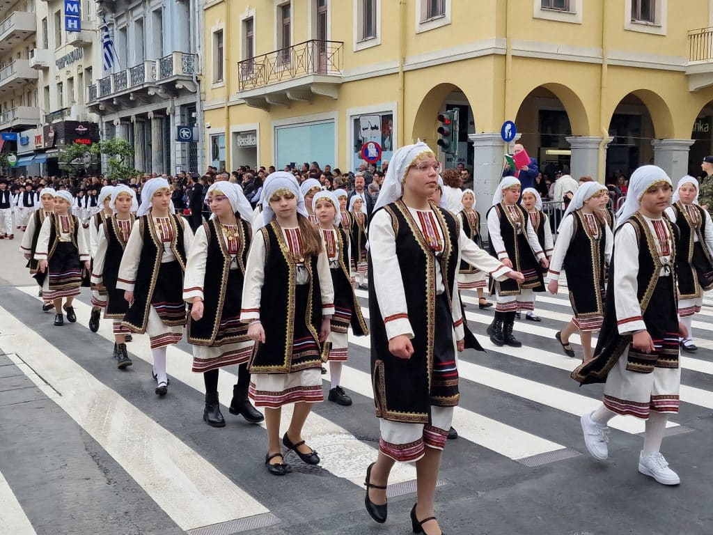 ΔΕΙΤΕ ΠΑΝΩ ΑΠΟ 250 ΦΩΤΟ ΚΑΙ ΒΙΝΤΕΟ: Η μεγάλη παρέλαση της Πάτρας για την Εθνική επέτειο