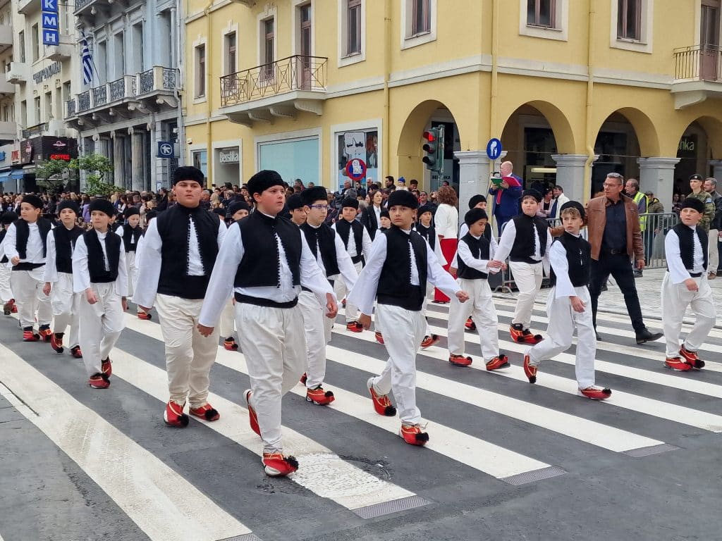 ΔΕΙΤΕ ΠΑΝΩ ΑΠΟ 250 ΦΩΤΟ ΚΑΙ ΒΙΝΤΕΟ: Η μεγάλη παρέλαση της Πάτρας για την Εθνική επέτειο