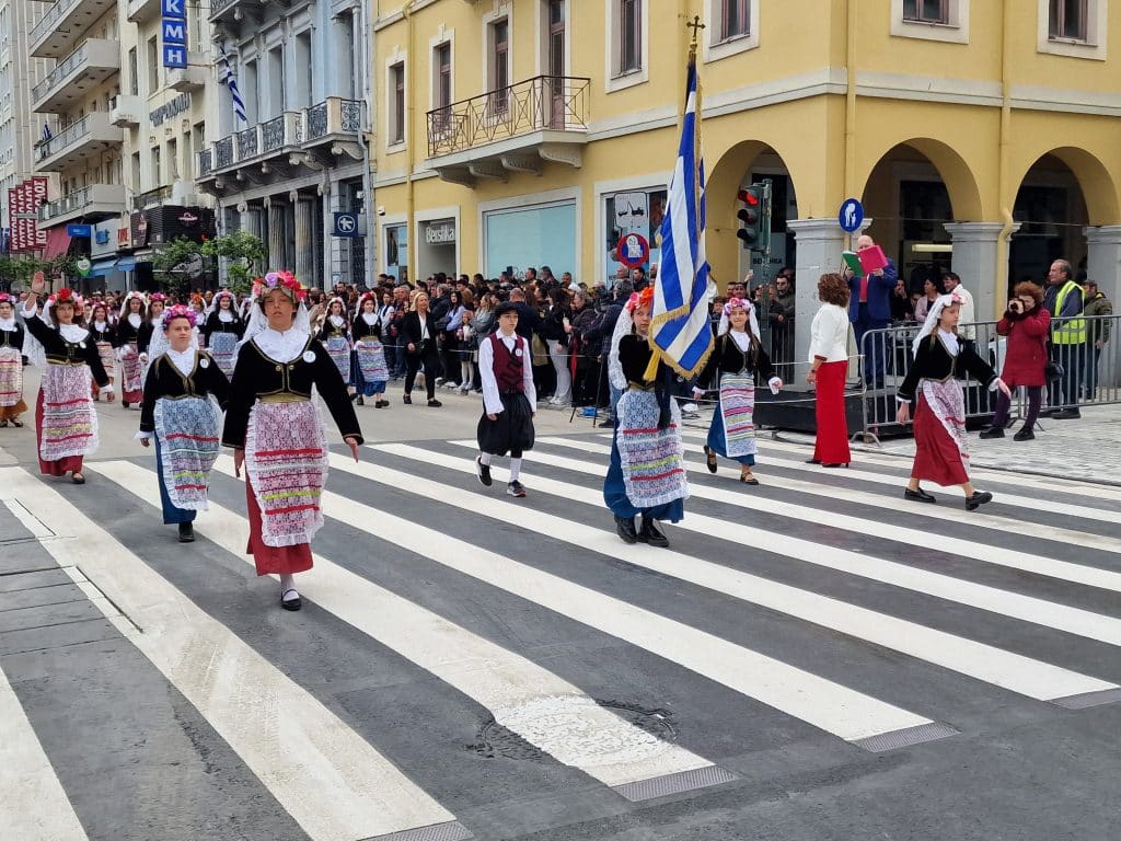 ΔΕΙΤΕ ΠΑΝΩ ΑΠΟ 250 ΦΩΤΟ ΚΑΙ ΒΙΝΤΕΟ: Η μεγάλη παρέλαση της Πάτρας για την Εθνική επέτειο