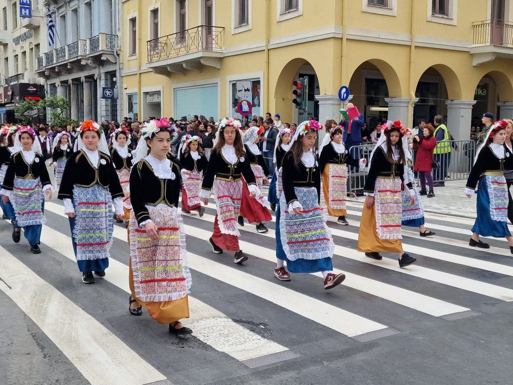 ΔΕΙΤΕ ΠΑΝΩ ΑΠΟ 250 ΦΩΤΟ ΚΑΙ ΒΙΝΤΕΟ: Η μεγάλη παρέλαση της Πάτρας για την Εθνική επέτειο