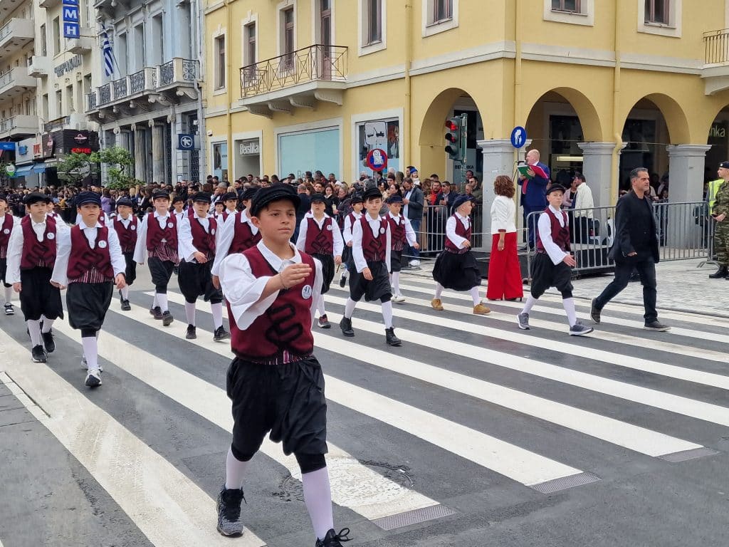 ΔΕΙΤΕ ΠΑΝΩ ΑΠΟ 250 ΦΩΤΟ ΚΑΙ ΒΙΝΤΕΟ: Η μεγάλη παρέλαση της Πάτρας για την Εθνική επέτειο