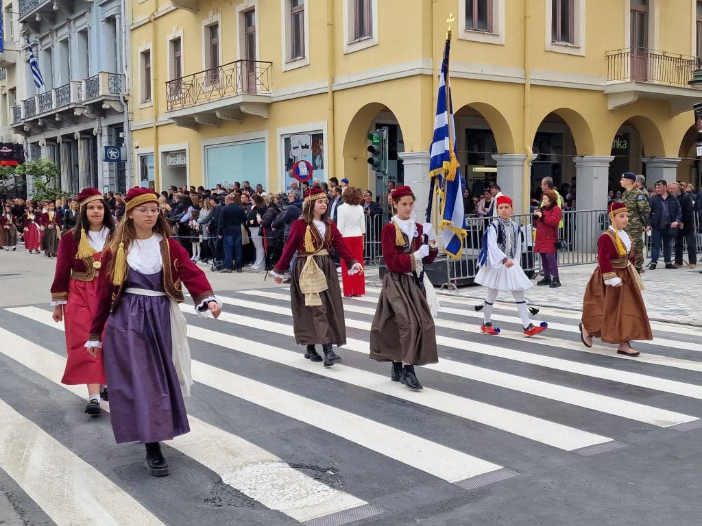 ΔΕΙΤΕ ΠΑΝΩ ΑΠΟ 250 ΦΩΤΟ ΚΑΙ ΒΙΝΤΕΟ: Η μεγάλη παρέλαση της Πάτρας για την Εθνική επέτειο