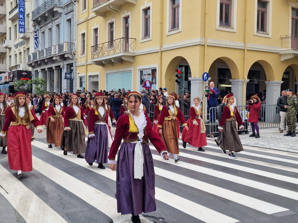 ΔΕΙΤΕ ΠΑΝΩ ΑΠΟ 250 ΦΩΤΟ ΚΑΙ ΒΙΝΤΕΟ: Η μεγάλη παρέλαση της Πάτρας για την Εθνική επέτειο