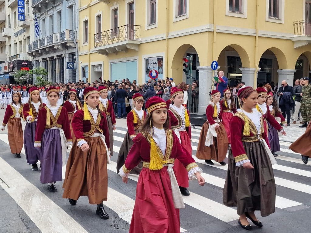 ΔΕΙΤΕ ΠΑΝΩ ΑΠΟ 250 ΦΩΤΟ ΚΑΙ ΒΙΝΤΕΟ: Η μεγάλη παρέλαση της Πάτρας για την Εθνική επέτειο