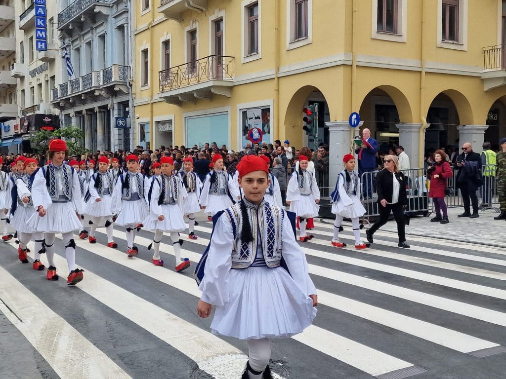 ΔΕΙΤΕ ΠΑΝΩ ΑΠΟ 250 ΦΩΤΟ ΚΑΙ ΒΙΝΤΕΟ: Η μεγάλη παρέλαση της Πάτρας για την Εθνική επέτειο