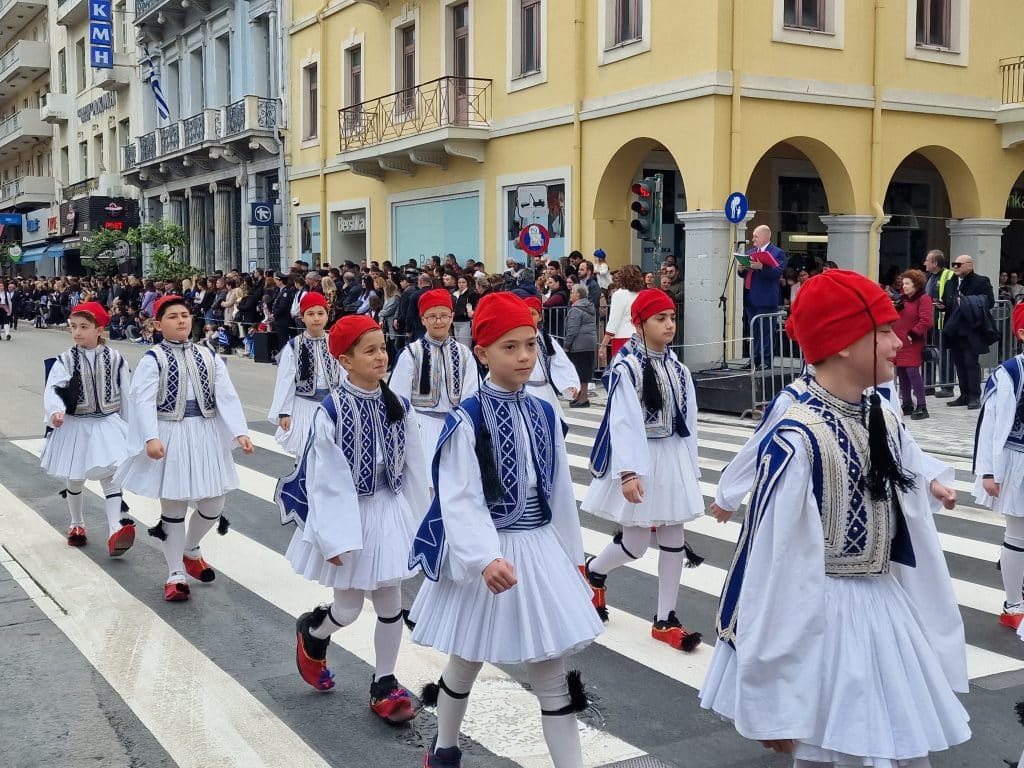 ΔΕΙΤΕ ΠΑΝΩ ΑΠΟ 250 ΦΩΤΟ ΚΑΙ ΒΙΝΤΕΟ: Η μεγάλη παρέλαση της Πάτρας για την Εθνική επέτειο