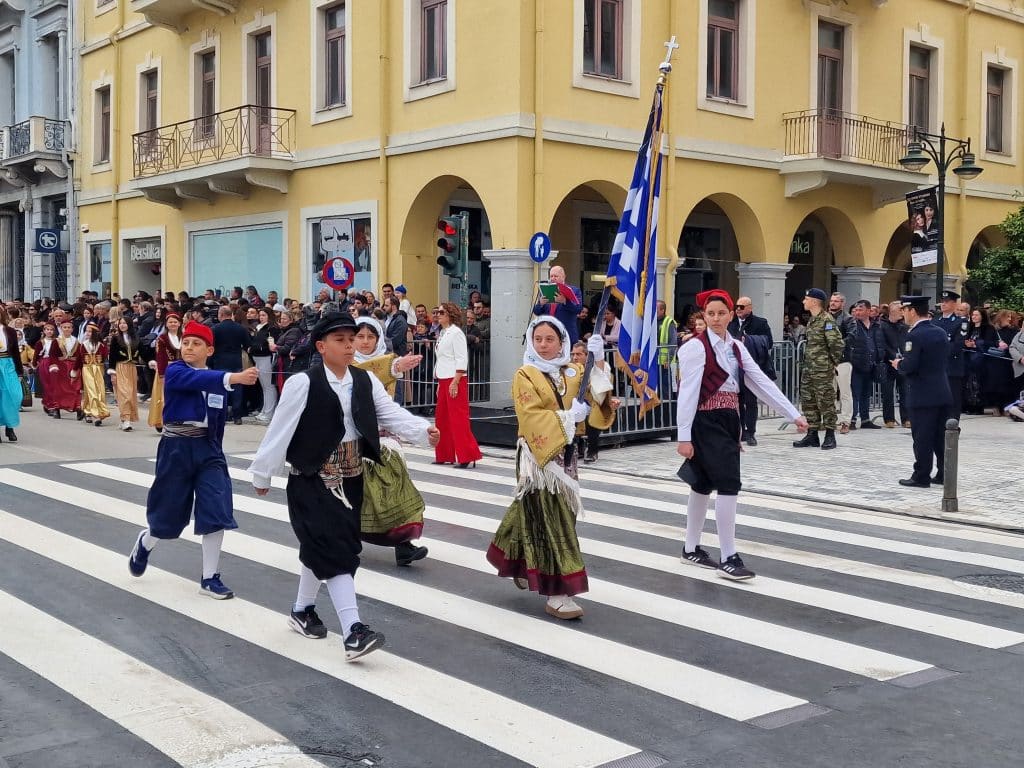 ΔΕΙΤΕ ΠΑΝΩ ΑΠΟ 250 ΦΩΤΟ ΚΑΙ ΒΙΝΤΕΟ: Η μεγάλη παρέλαση της Πάτρας για την Εθνική επέτειο