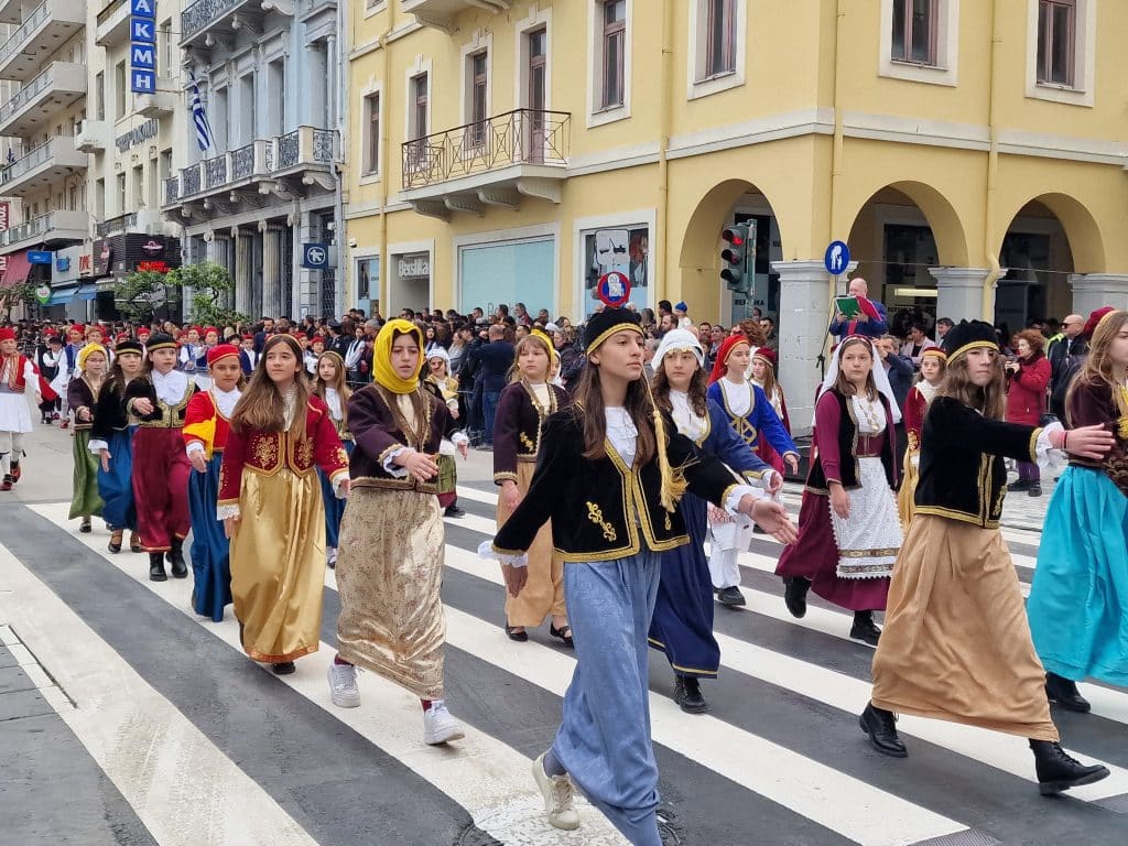 ΔΕΙΤΕ ΠΑΝΩ ΑΠΟ 250 ΦΩΤΟ ΚΑΙ ΒΙΝΤΕΟ: Η μεγάλη παρέλαση της Πάτρας για την Εθνική επέτειο