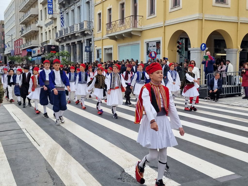 ΔΕΙΤΕ ΠΑΝΩ ΑΠΟ 250 ΦΩΤΟ ΚΑΙ ΒΙΝΤΕΟ: Η μεγάλη παρέλαση της Πάτρας για την Εθνική επέτειο