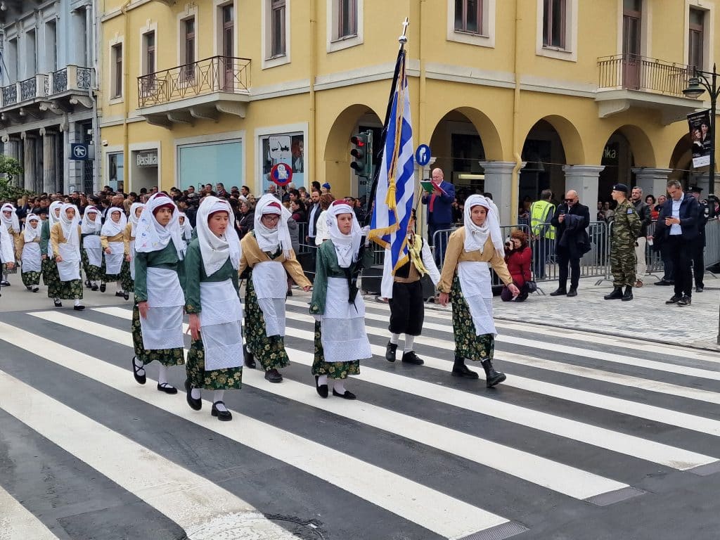 ΔΕΙΤΕ ΠΑΝΩ ΑΠΟ 250 ΦΩΤΟ ΚΑΙ ΒΙΝΤΕΟ: Η μεγάλη παρέλαση της Πάτρας για την Εθνική επέτειο