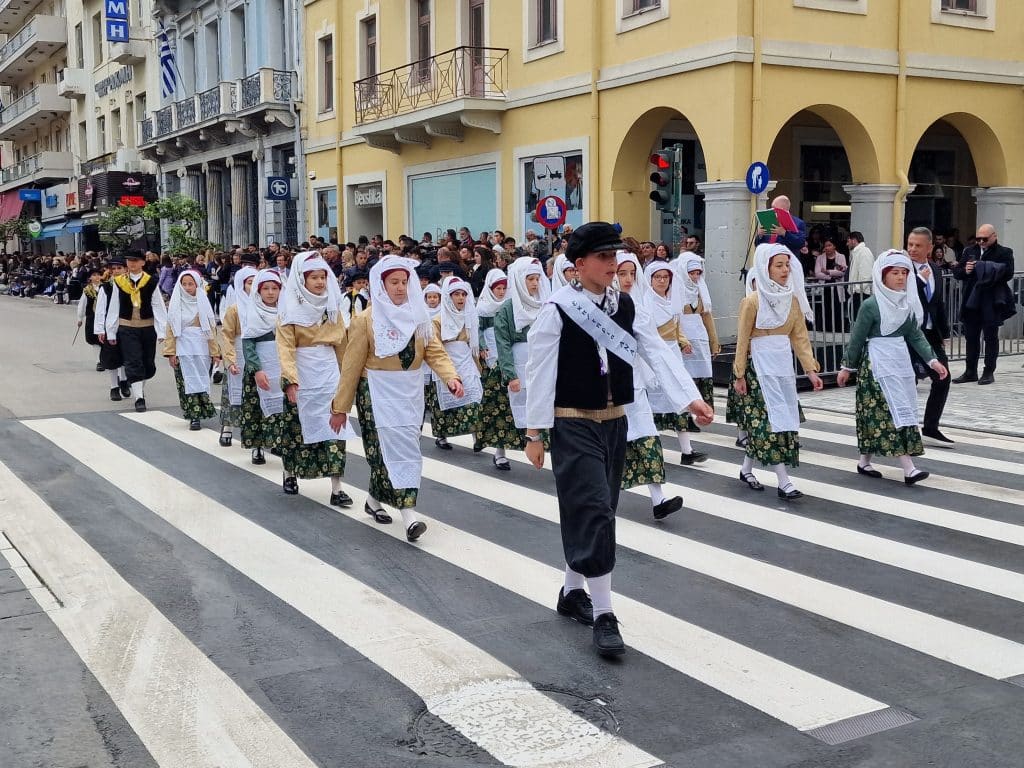 ΔΕΙΤΕ ΠΑΝΩ ΑΠΟ 250 ΦΩΤΟ ΚΑΙ ΒΙΝΤΕΟ: Η μεγάλη παρέλαση της Πάτρας για την Εθνική επέτειο