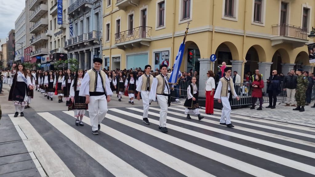 ΔΕΙΤΕ ΠΑΝΩ ΑΠΟ 250 ΦΩΤΟ ΚΑΙ ΒΙΝΤΕΟ: Η μεγάλη παρέλαση της Πάτρας για την Εθνική επέτειο