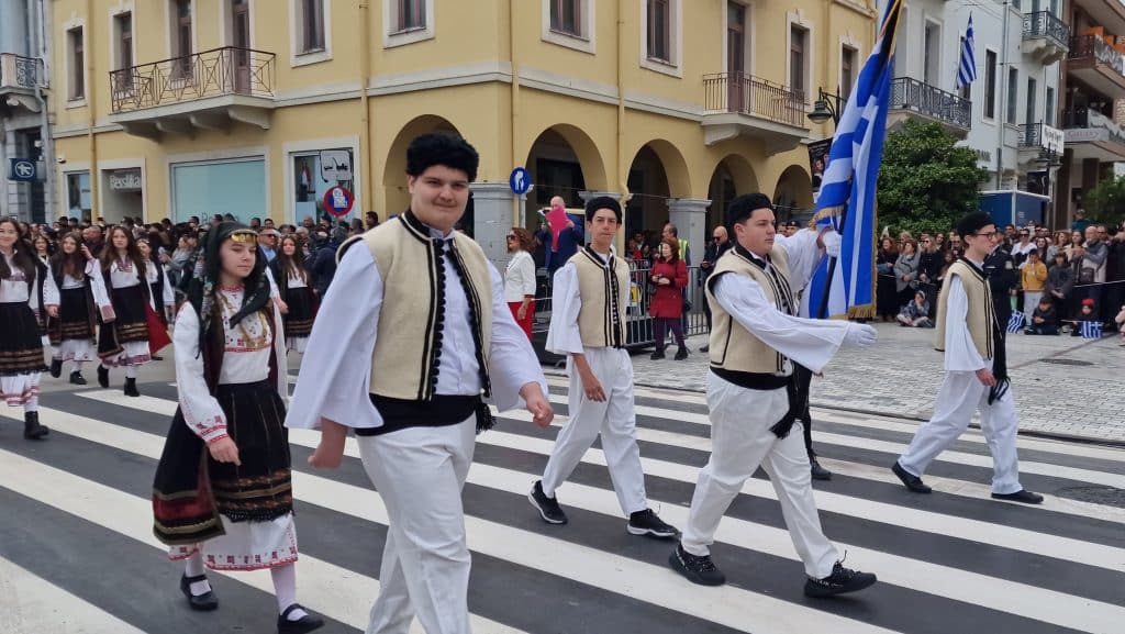 ΔΕΙΤΕ ΠΑΝΩ ΑΠΟ 250 ΦΩΤΟ ΚΑΙ ΒΙΝΤΕΟ: Η μεγάλη παρέλαση της Πάτρας για την Εθνική επέτειο