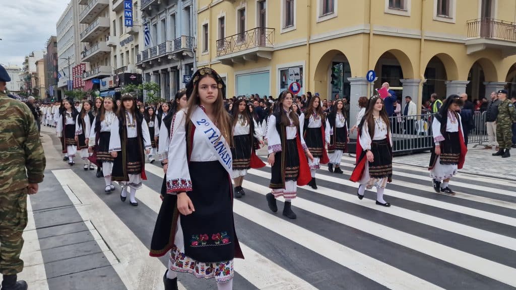 ΔΕΙΤΕ ΠΑΝΩ ΑΠΟ 250 ΦΩΤΟ ΚΑΙ ΒΙΝΤΕΟ: Η μεγάλη παρέλαση της Πάτρας για την Εθνική επέτειο