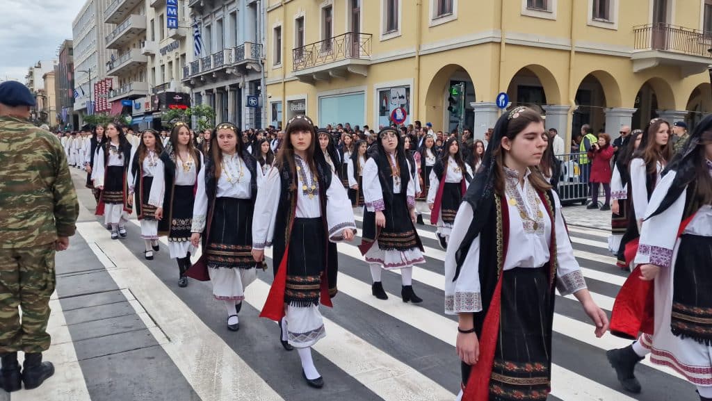 ΔΕΙΤΕ ΠΑΝΩ ΑΠΟ 250 ΦΩΤΟ ΚΑΙ ΒΙΝΤΕΟ: Η μεγάλη παρέλαση της Πάτρας για την Εθνική επέτειο