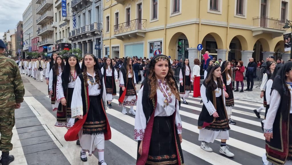 ΔΕΙΤΕ ΠΑΝΩ ΑΠΟ 250 ΦΩΤΟ ΚΑΙ ΒΙΝΤΕΟ: Η μεγάλη παρέλαση της Πάτρας για την Εθνική επέτειο