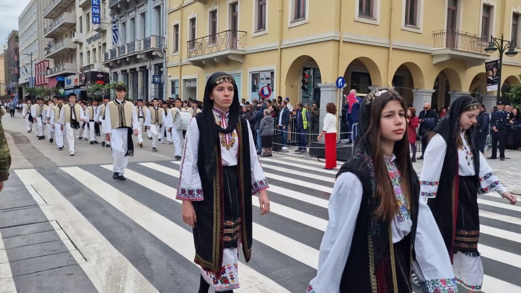 ΔΕΙΤΕ ΠΑΝΩ ΑΠΟ 250 ΦΩΤΟ ΚΑΙ ΒΙΝΤΕΟ: Η μεγάλη παρέλαση της Πάτρας για την Εθνική επέτειο