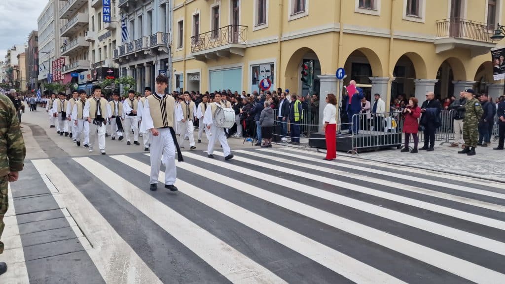 ΔΕΙΤΕ ΠΑΝΩ ΑΠΟ 250 ΦΩΤΟ ΚΑΙ ΒΙΝΤΕΟ: Η μεγάλη παρέλαση της Πάτρας για την Εθνική επέτειο